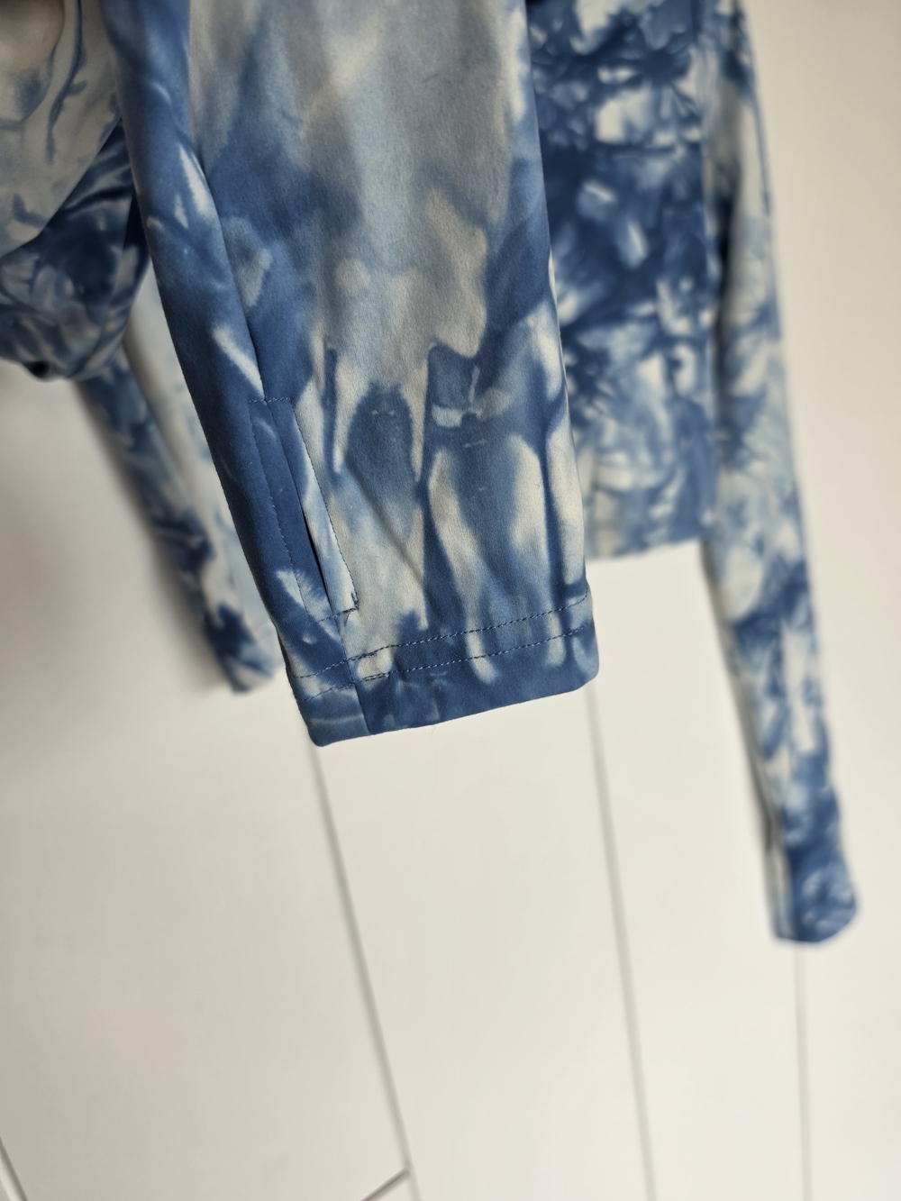 Tie-Dye Quarter-Zip Cropped Long Sleeve Top — Blue - Picture 4 of 8